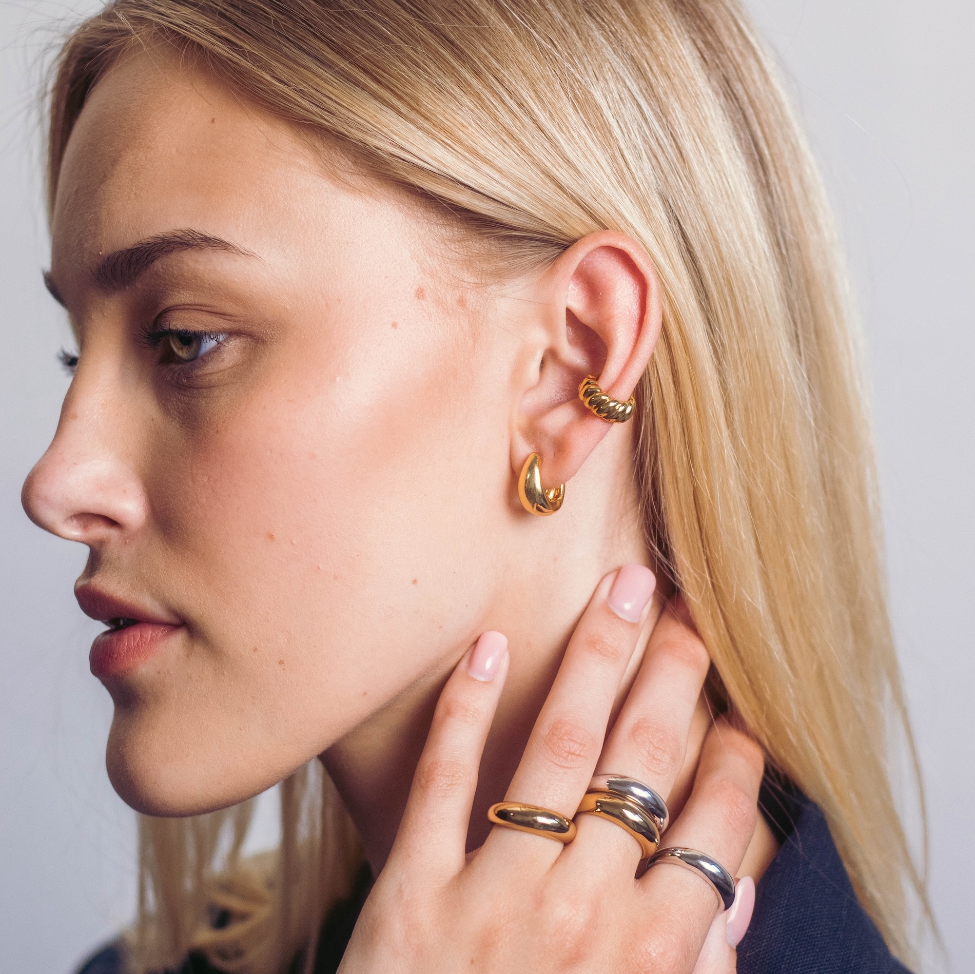 Léto patří ear cuffs. Jeden šperk, nekonečné kombinace i bez propíchnuté dírky!