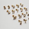 Letter Stud náušnice