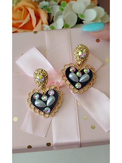 Čierno zlaté srdiečkové náušnice s perlami