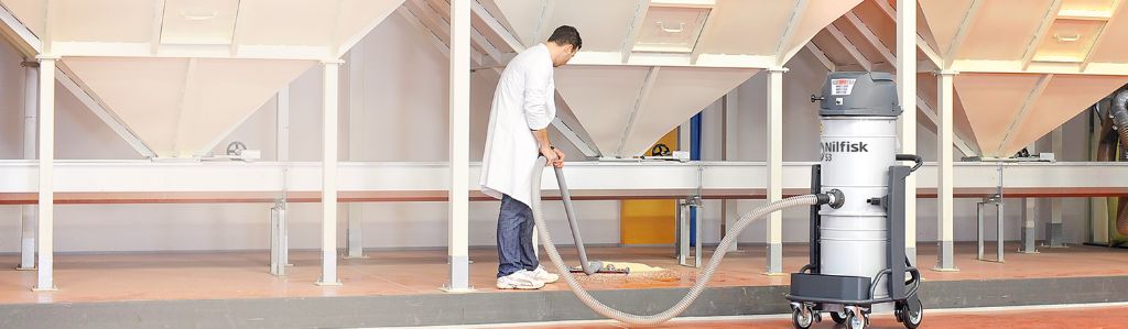 Jak vybrat průmyslový vysavač Nilfisk: Průvodce pro firmy a náročné provozy