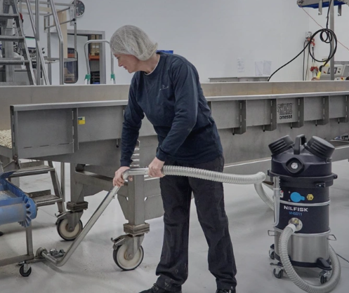 Nové průmyslové vysavače Nilfisk VHS010 Z22 a VHS011: Bezpečnost a efektivita v jednom