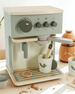 KTO si prosí kávičku? ☕️👇 Label Label prichádza s novou farbou obľúbeného detského kávovaru a to konkrétne s farbou OLIVE....