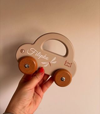 Návrat k personalizovaným autíčkam 🚗 Skladom aj nová farba. Viete aká to je? :) 👉...