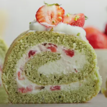 VELIKONOČNÍ JAHODOVÁ ROLÁDA S MATCHA DAILY