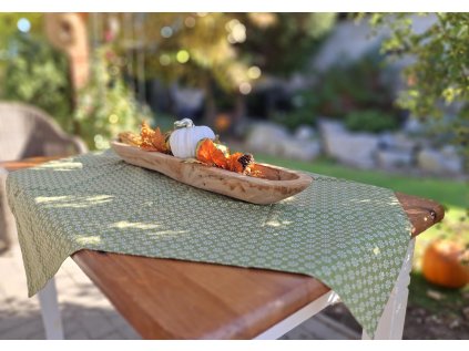 Obrus1 biele kvety olivovo zeleny podklad