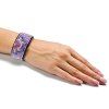 Fialový vyšívaný náramek na ruce jemný doplněk