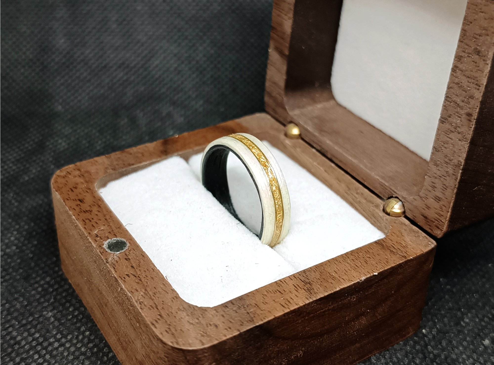 Renovace dřevěného prstenu? Lze mu vrátit vzhled nového šperku?