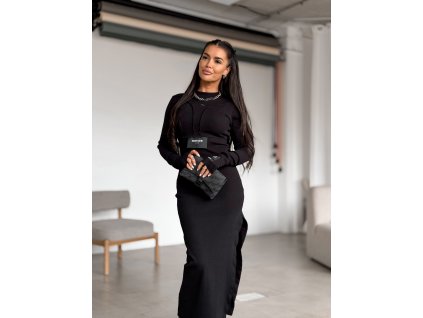 Tvarované šaty s prešívaním