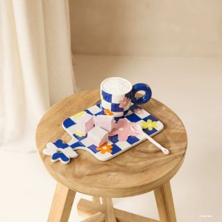 Lidé chtějí barvy. My jim je přinášíme. Qué Rico je zpátky – a rozhodně není nenápadné. Hrnky a prkénka – každý kus je...