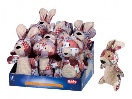 Krásne spracované hračky pre psy s pískatkom Nobby Patchwork zvieratá o veľkosti 20cm v displayi 9ks
