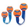 Rukoväť s loptičkami na koncoch pre psov pre pohodlné hádzanie Chuckit Ultra Duo Tug S