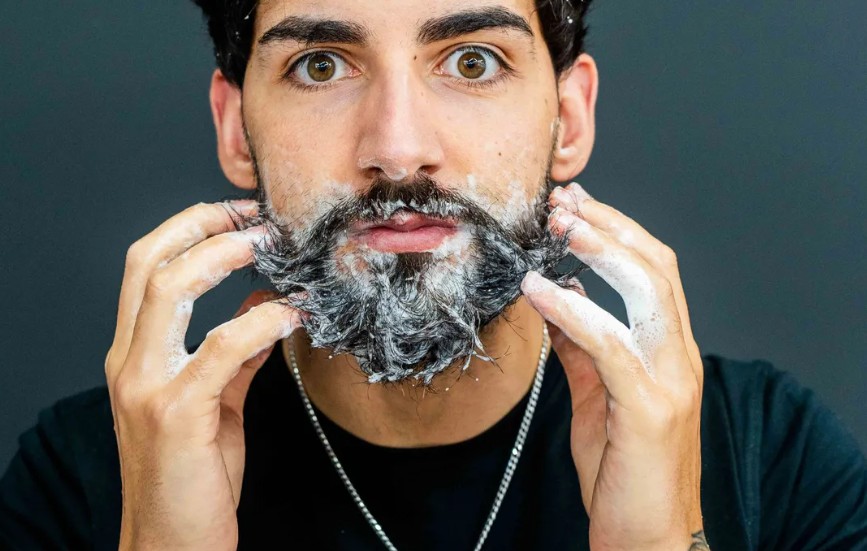 Jak si nechat narůst hustší vousy: Skutečné tipy + síla produktů značky Odenson