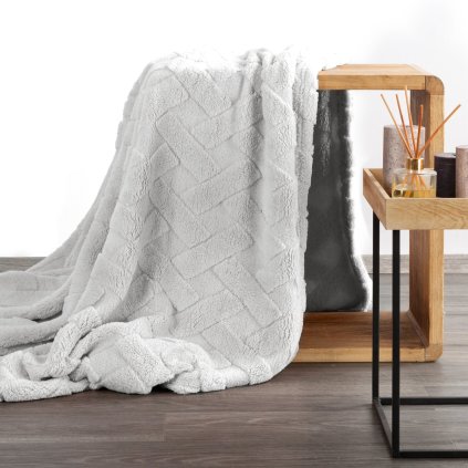 DEKA Z MIKROFLANELU CARO 70X160 CM STRIEBORNÁ