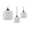 lampa wiszaca zyrandol riffle potrojny pajak w stylu loft z bialymi kloszami ze szkla nad stol i wyspe