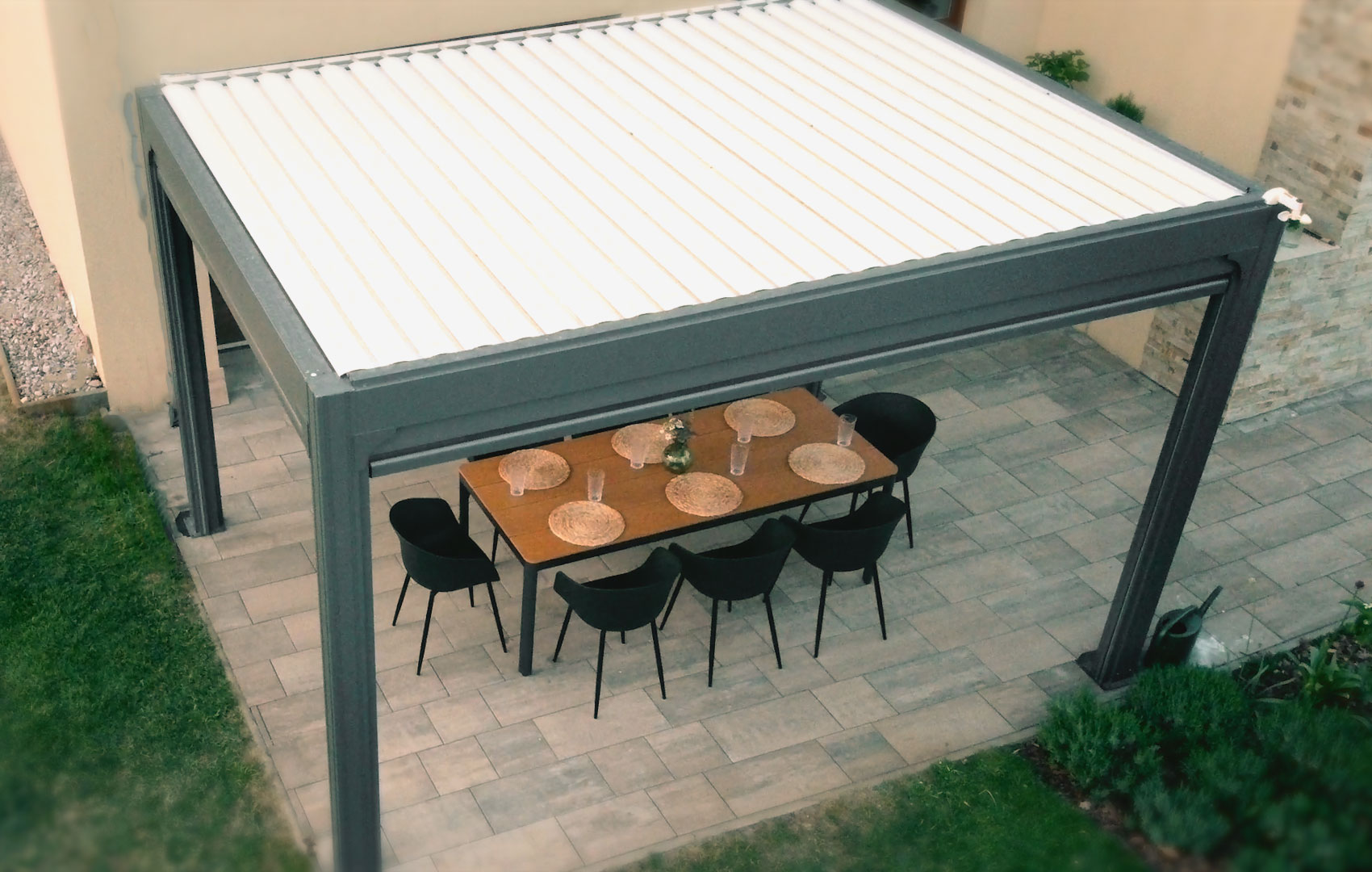 Pergola NOELA PREMIUM s bílými lamelami na terase