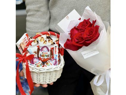 ️🍬 Kinder Basket + 5 Red Roses