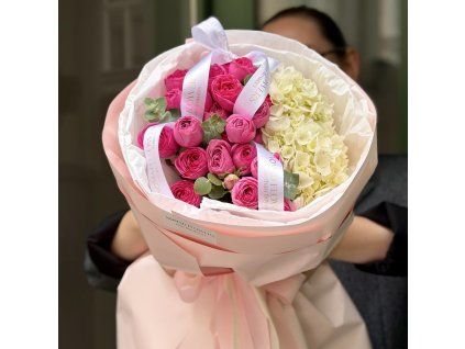 🩷 Spray Roses + Hydrangea