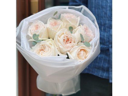 🦢 7 White Roses + Eucalyptus