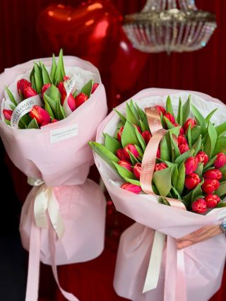 Červené tulipány – klasika pro její náladu ♥️ Jsou jako červené růže… jen milejší, jemnější a něžnější. 15 tulipánů – 850...