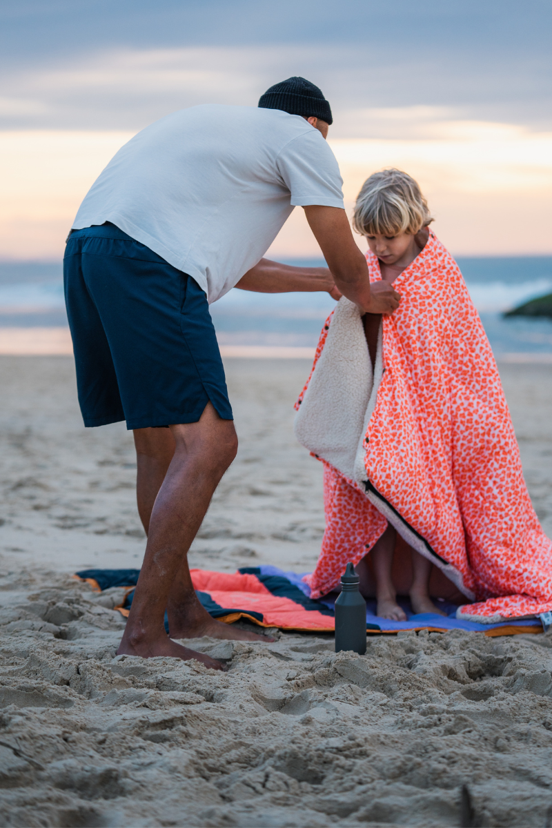 Deka-Voited-Mini-Traveler-Cheekers-na-plaž