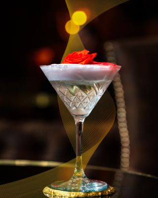 Keď sa estetika stretne s remeslom, vznikne moment, ktorý neostáva bez povšimnutia. Pohár, ktorý dá priestor vôni, svetlu...