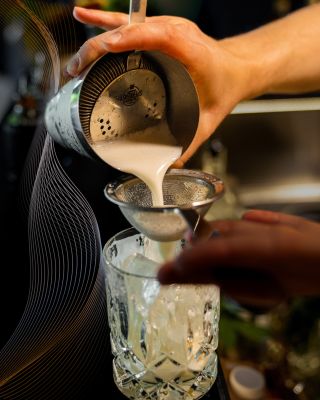 Kvalitné barové nástroje nie sú o efektoch. Sú o presnosti, o dôvere, o istote v pohybe ruky.🥃 Strainer, shaker, jigger -...