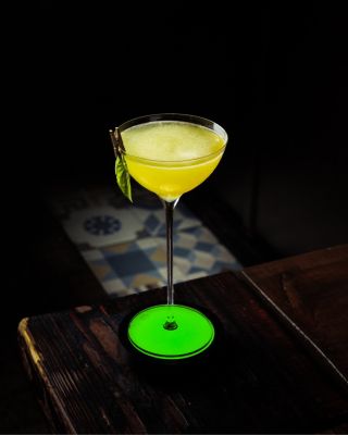 Drink sa dá naservírovať. Alebo predstaviť. Svetlo pridá poháru tichú scénu. Jemný odraz. Hĺbku farby. Ten moment, keď...