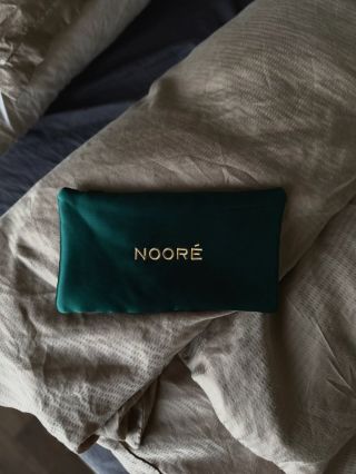 Hedvábná taštička a maska na oči jsou ideální pro tvůj beauty rituál. 🫧🧘‍♀️ Nooré Tvá malá elegance pro každý den. 💚...