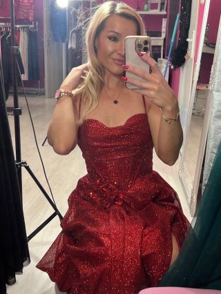 📍Nora Dresses Nové Zámky - Podzámska 28 - predajňa spoločenských siat za super cenu❣️♥️Červené šaty posiate trblietkami,...