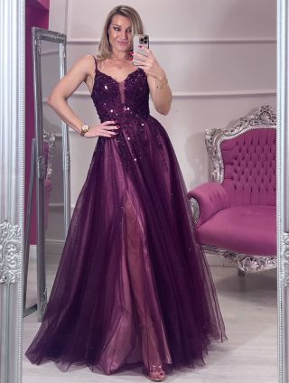 📍Nora Dresses Nové Zámky - Podzámska 28✨Bordové šaty s bohatou sukňou a nádherne zdobeným vrchom na tenké ramienka....