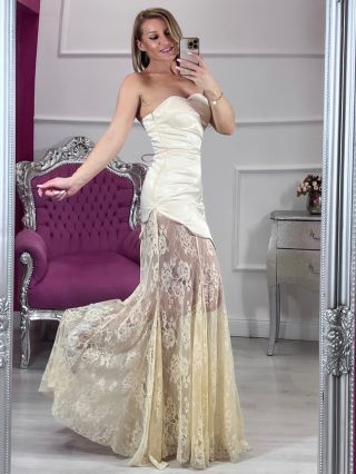 💛Nora Dresses Nové Zámky - 📍Podzámska 28, 📲www.noradresses.sk✨Elegantné krémové šaty s korzetovým vrchom bez ramienok,...