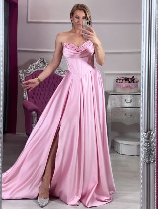 Nora Dresses Nové Zámky - Podzámska 28. 📲www.noradresses.sk 🎀 Baby pink princeznovské vibes ✨ Korzetový strih, jemné...