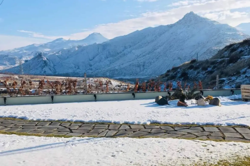 Detail dárkového boxu Noravank se třemi ročníky