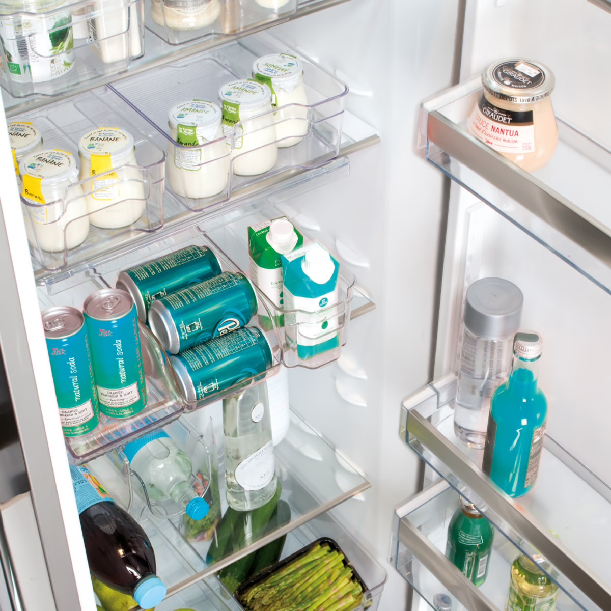 Jak efektivně organizovat lednici: Tipy pro udržení čerstvosti a přehlednosti