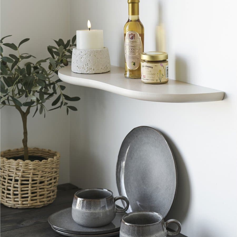 Je potřeba dotahovat upevnění nástěnných polic?