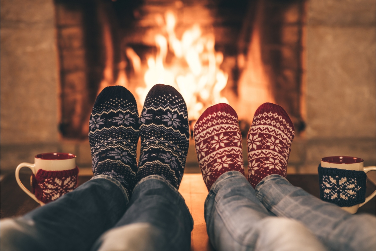 vlnene-ponozky-jsou-jako-stvorene-pro-relaxaci-u-krbu