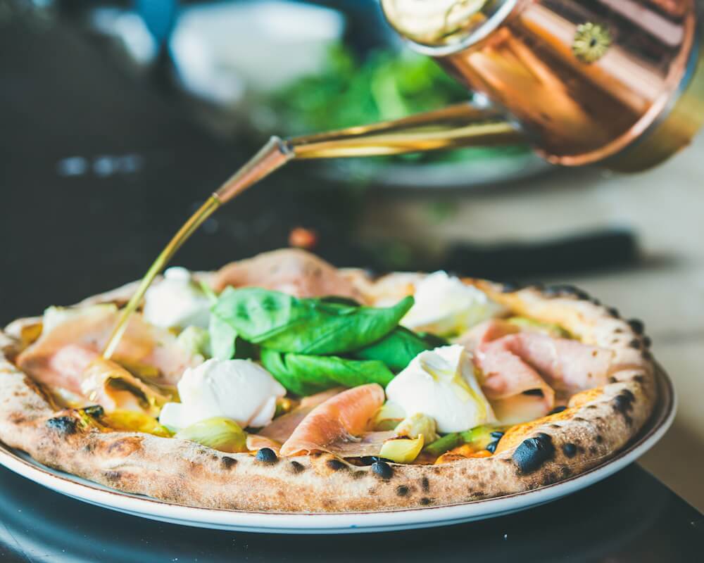 pizza-s-cerstvou-mozzarellou-a-sunkou