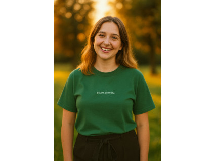 zachovej střih trička a barvu a dej ho na modelku, která se usmívá a stojí v západu slunce v zeleném parku. pozadí rozmaž. (2)