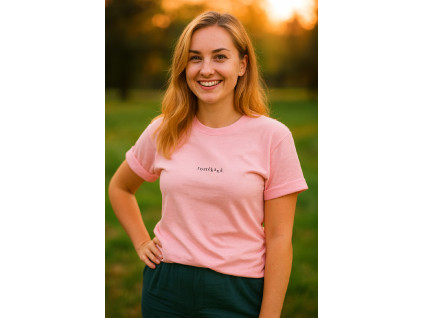 zachovej střih trička a barvu a dej ho na modelku, která se usmívá a stojí v západu slunce v zeleném parku. pozadí rozmaž. (3)