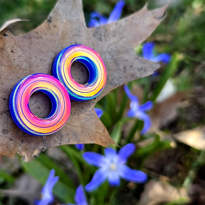 holograficke-nausnice-designove-circle-cut-mystic-notasheep-list-web