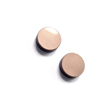 Basic CIRCLE mocha mousse  náušnice v barvě roku 2025