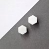 minimalisticke nausnice hexagon white notasheep