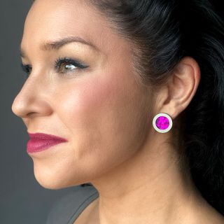 Shiny Magenta je přesně ten typ šperku, který umí zlepšit den… …i když máte vlasy v rychlým drdolu, tepláky z Lidlu a v...