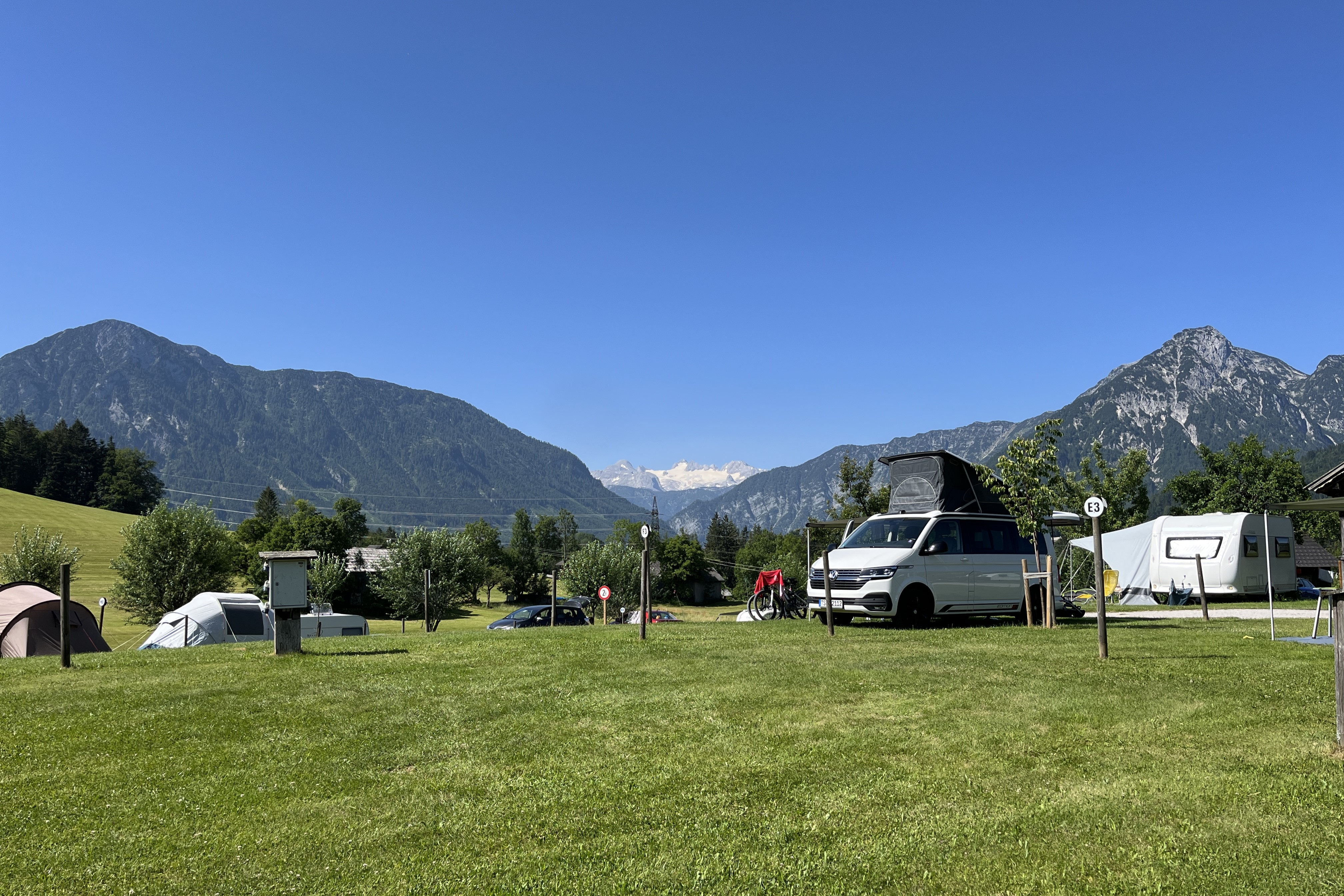 Průvodce spaním v autě v Rakousku: Zkušenosti a tipy cestovatelů!