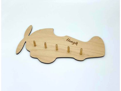 Drevený vešiak lietadlo s menom dieťaťa