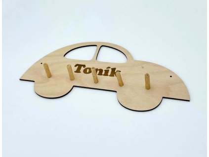 Drevený detský vešiak v tvare auta s menom