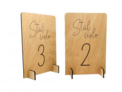 Dřevěná cedulka s číslem na označení stolů