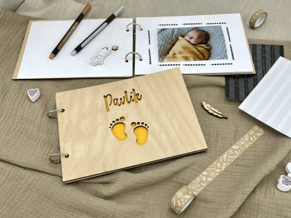 Dřevěné album Dětské nožičky se jménem (Barva listů Černá, Barva přední strany Oranžové mango, Formát A5 (799 Kč))
