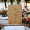 Dřevěná cedulka s číslem na označení stolů