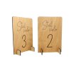 Dřevěná cedulka s číslem na označení stolů